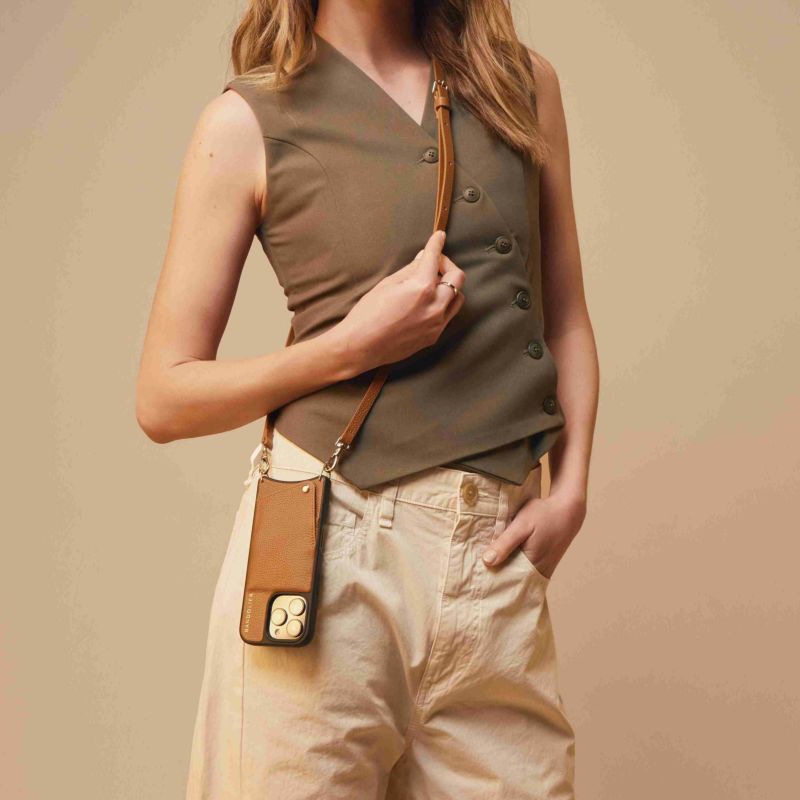 【美品】BANDOLIER iPhone16 エマ シエンナ 16 Series】 EMMA SIENNA エマ シエンナ | バンドリヤー(BANDOLIER