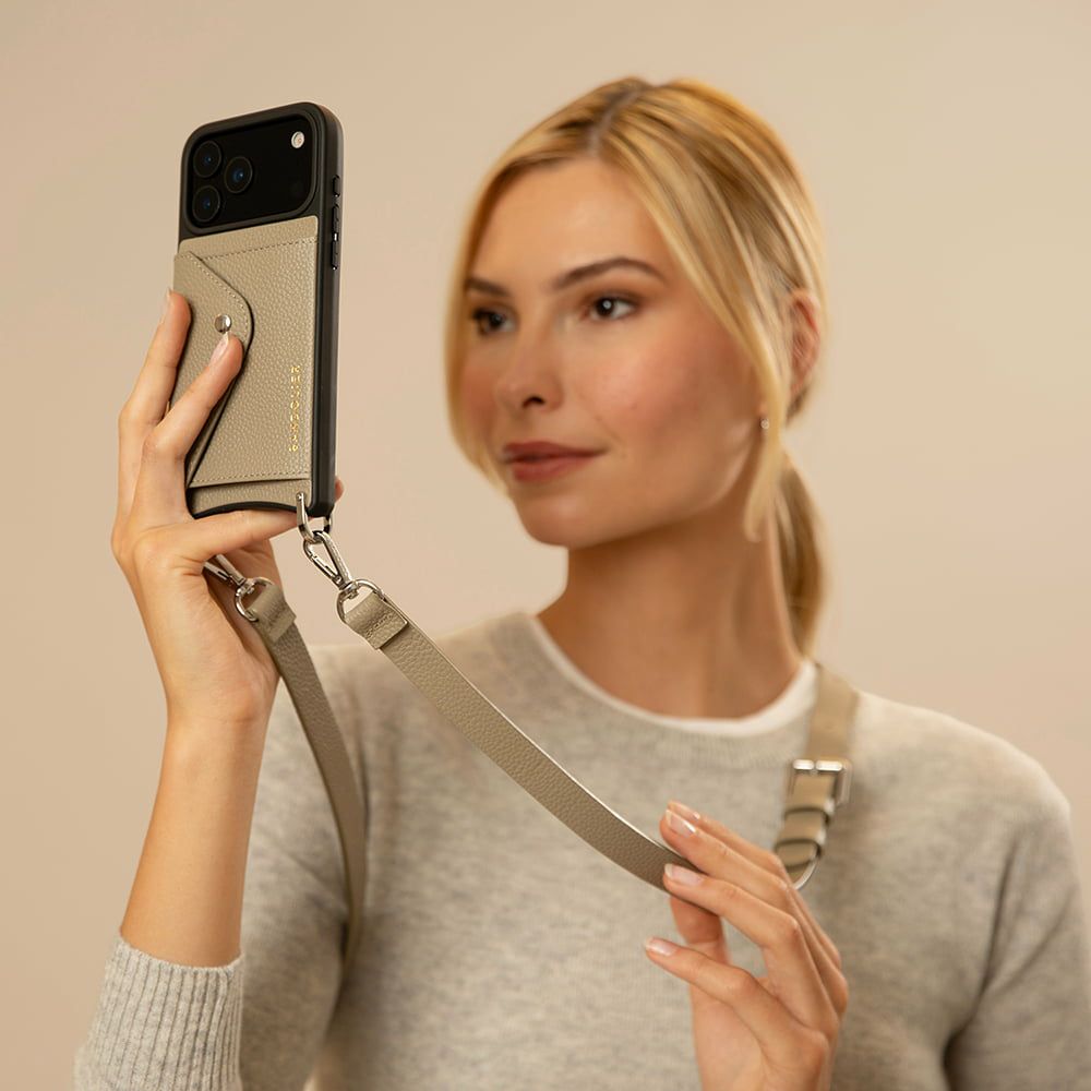 【今週だけの限定値下げ】ELLIE 新品•未使用 ベアドレス (GLAY) iPhone 17 Series】 HAILEY SIDE SLOT GREIGE ヘイリー サイドスロット